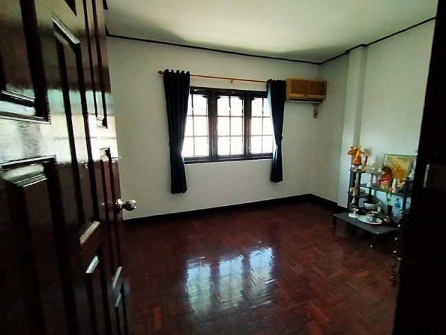 (English) [H522]  Sale Land and 2 House At Chang Khlan Rd. Mueang Chiang Mai District ,Chiang Mai Province. Area 100 Sq.wa  Near Chiangmai Airport, Montfort College Chiangmai Primary Section.